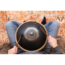 Tambor Metálico de Lengüetas 16" – Escala D Kurd, Diseño Floral Grabado, Negro