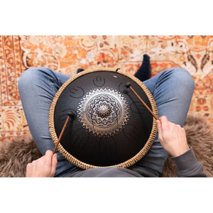 Tambor Metálico de Lengüetas 16" – Escala D Kurd, Diseño Floral Grabado, Negro